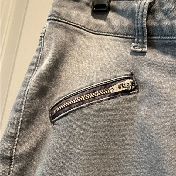 CAbi Gray Skinny Jeans | Distressed | Size 4 | Zipper Detail - Picture 4 of 7
